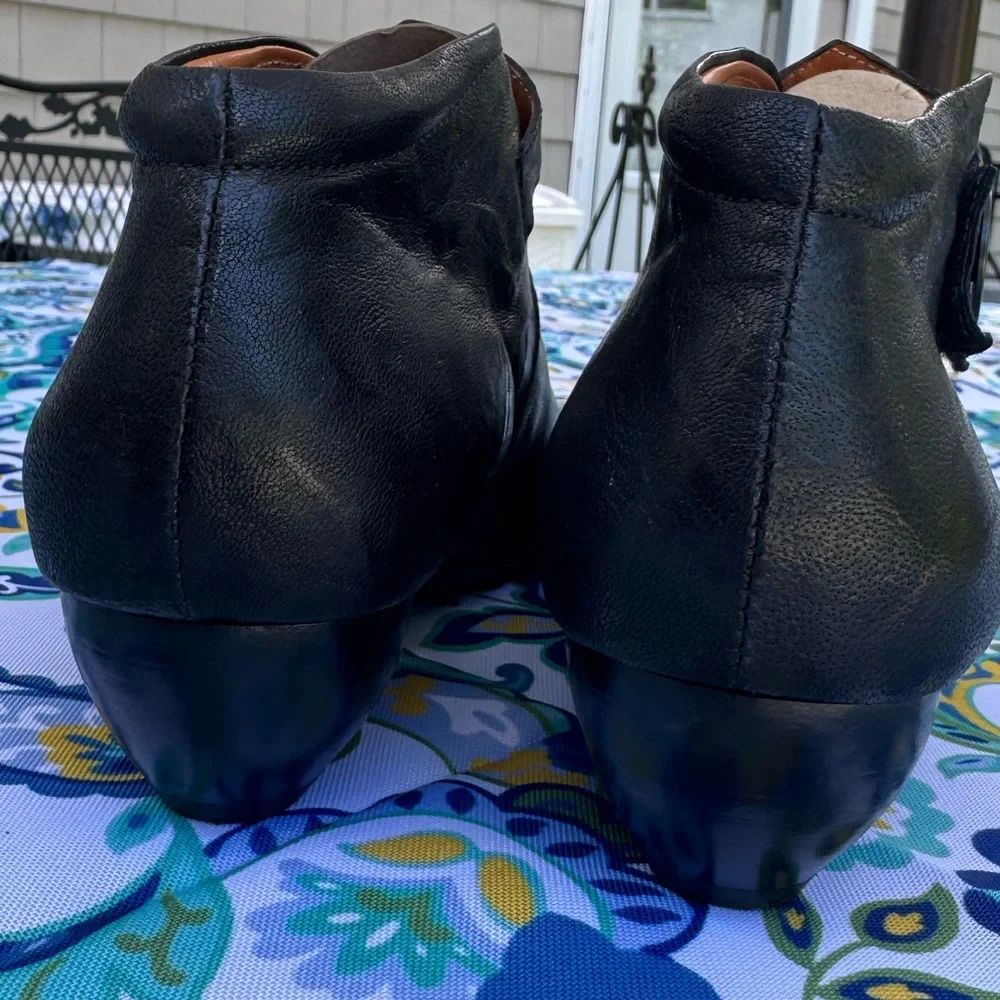Think! Black Leather Women's Shoes Size 40/9